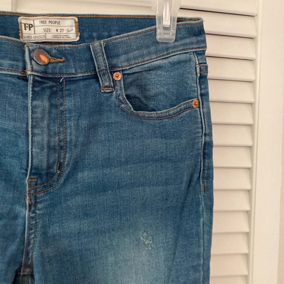 Women's Free People  Distressed Blue Jeans Flayed Hem Stretch Fabric Size 27 - Picture 2 of 9